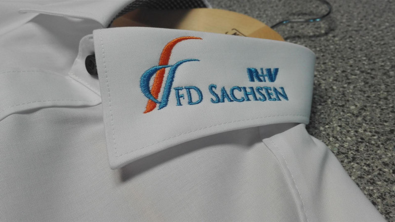 Stickerei - max. 10 x 10 cm, mehrfarbig, über 7.000 Stiche Stickerei - max. 10 x 10 cm, mehrfarbig, über 7.000 Stiche