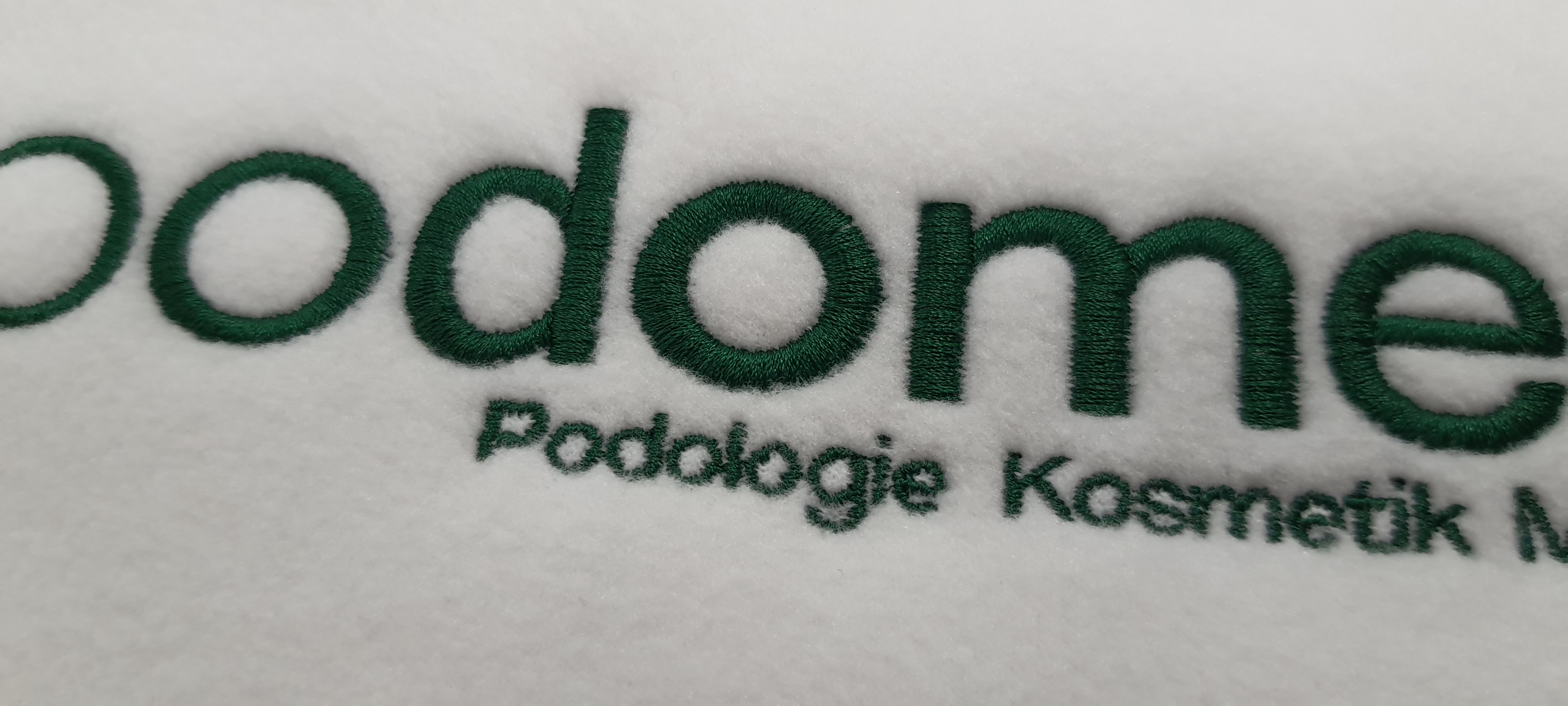 Stickerei - max. 28 x 25 cm, mehrfarbig, über 20.000 Stiche Stickerei - max. 28 x 25 cm, mehrfarbig, über 20.000 Stiche